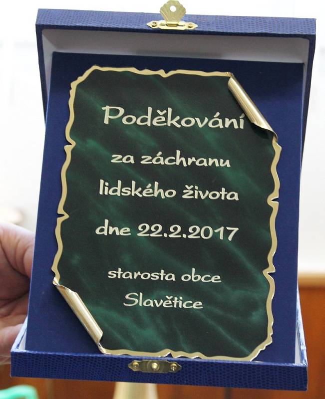 Před dvěma týdny pomohly čtyři děti k záchraně patnáctileté Magdy ze Slavětic, pod kterou se na tamní nádrži probořil o jarních prázdninách led. Všichni čtyři zachránci jsou žáky Základní školy v Hrotovicích, a proto se slavnostní poděkování událo tam.