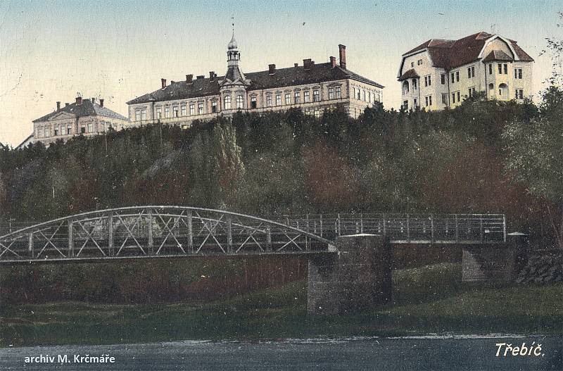 Třebíč, pohled na nemocnici a Smetanův (Novodvorský) most, který měl v té době ještě kovové oblouky. Rok 1912.