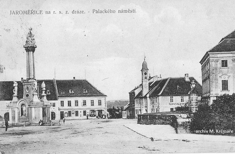 Jaroměřice nad Rokytnou v roce 1922. Dům s věžičkou vpravo už nestojí, místo něj zde ve 30. létech postavili nynější radnici.