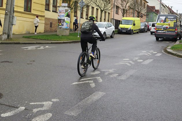 Značení pro cyklisty v Třebíči mizí pod koly aut, radnice ho reklamuje