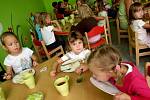 Osmadvaceti dětem se včera otevřela nová mateřská školka Sluníčko při třebíčské Základní škole Na Kopcích. Dětem je k dispozici jedna nově vybavená třída, jídelna a zahrada.