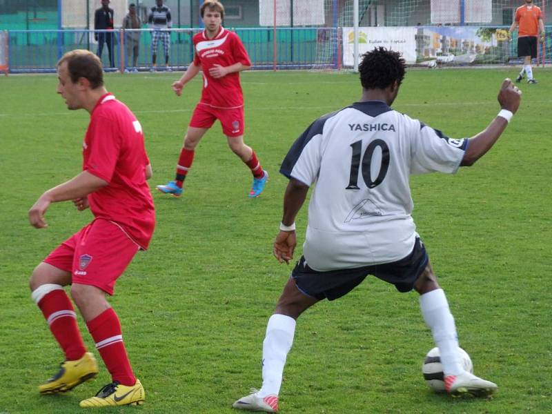 Hned několik šancí měl africký útočník v dresu třebíčské juniorky Oladiti Sundey (s číslem 10) proti Vrchovině B, ale utkání 20. kola I. A třídy nakonec skončilo bez branek.