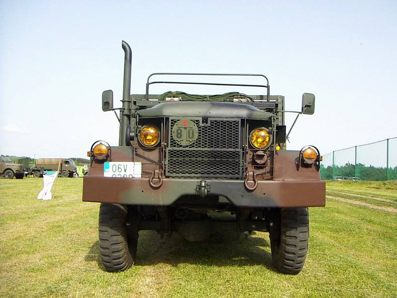 Americký vojenský terénní třínápravový nákladní automobil REO M35 A2.