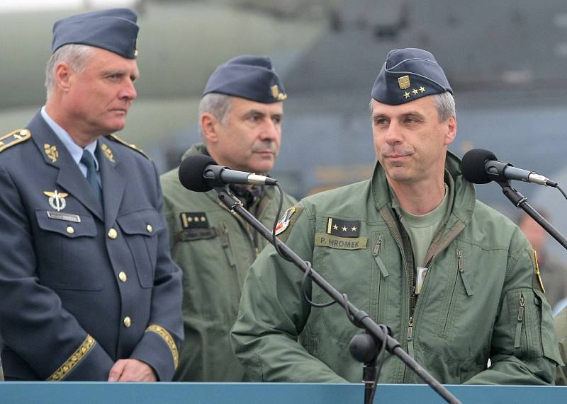 Během středečního slavnostního nástupu základny došlo k odletu Albatrosů na nové působiště, kterým se stane základna v Čáslavi.