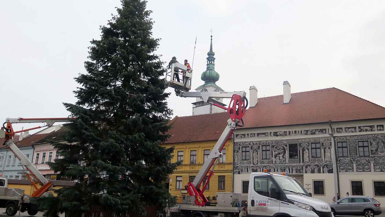 Třebíčané mohli sledovat zdobení stromu, další dekorace jsou po celém městě