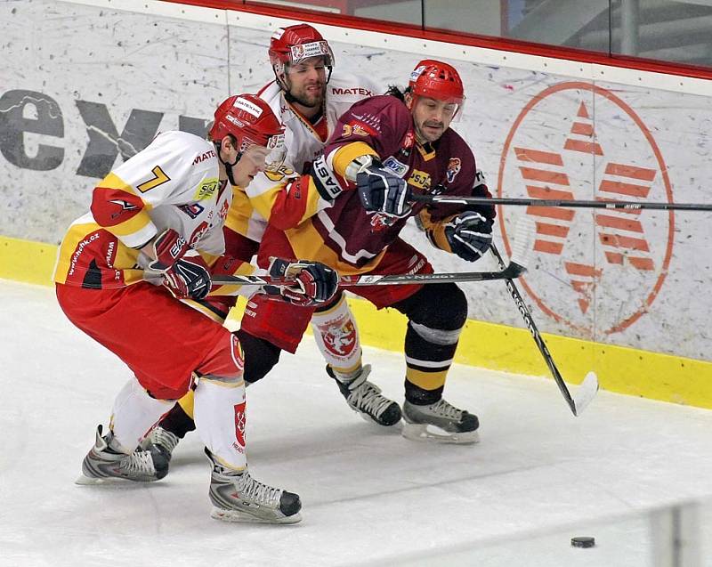 NA DVOU FRONTÁCH. Útočník Martin Filip (v červeném) byl na roztrhání. V prvoligovém play off výrazně pomohl jihlavské Dukle do semifinále, když vstřelil čtyři branky a na tři nahrál, v kvalifikaci o baráž o druhou ligu režíroval hru Vrchlabí, když zazname