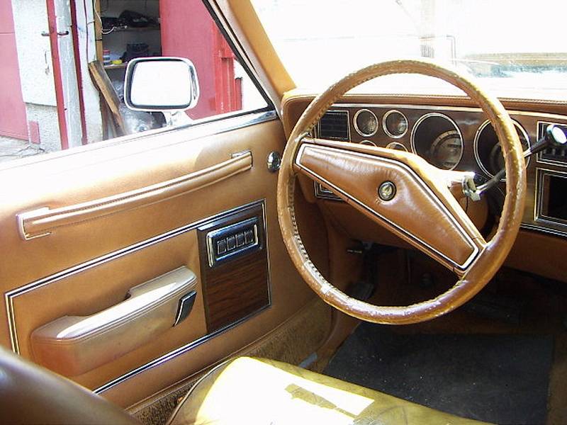 Chrysler Le Baron 1978. Záď vozu odhalí své kouzlo až po setmění.