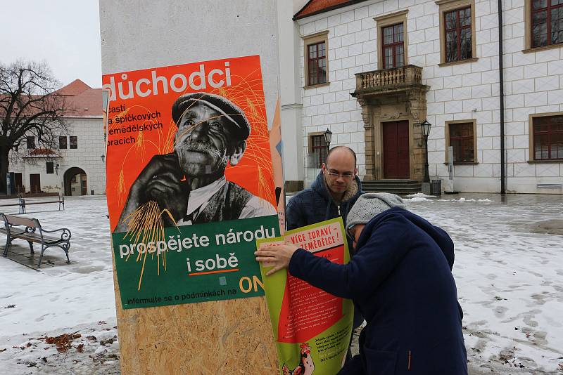 Výstava plakátů propagující zdravý životní styl v Muzejním výdejním okýnku v Třebíči.