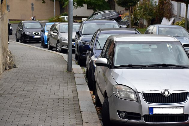 Třebíčské ulice jsou přecpané auty, město zvažuje zavedení modrých zón