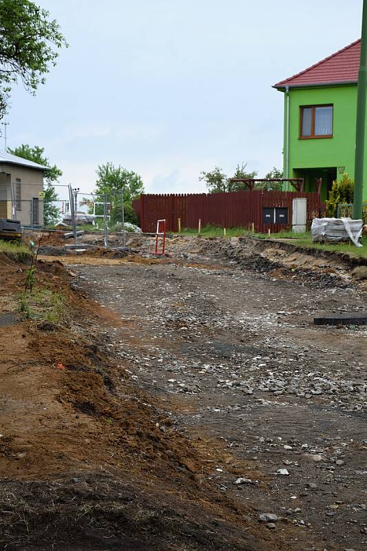 Na opravě Řípovské a Seifertovy ulice dělníci pracují od počátku léta.