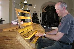 Na varhany v kostele Proměnění Páně v Třebíči Jejkově si mohl Karel Tomek zahrát po téměř třiceti letech. Slavnostní žehnání je nachystáno na tuto neděli. 