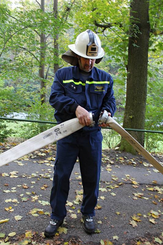 Námětem cvičení hasičů z náměšťského okrsku byla dálková doprava vody k zámku.