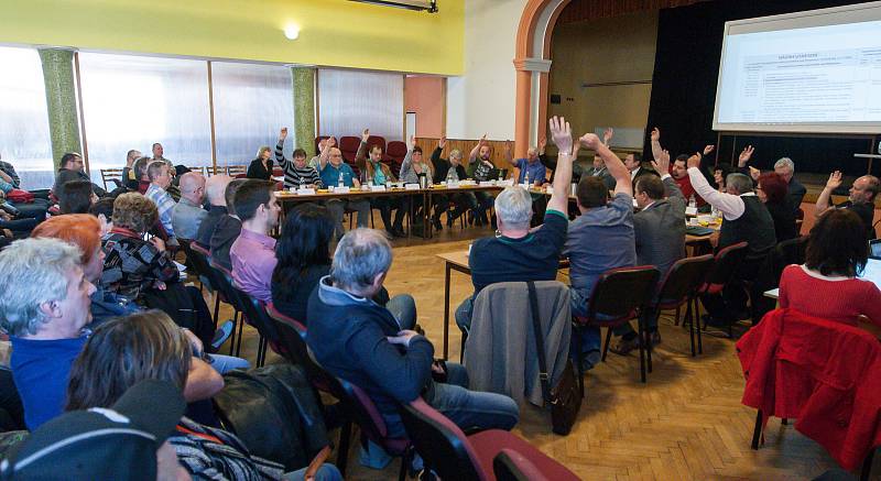 Veřejné zasedání zastupitelů města Jaroměřice nad Rokytnou o vyhlášení referenda kvůli možnému vybudování úložiště jaderného odpadu.