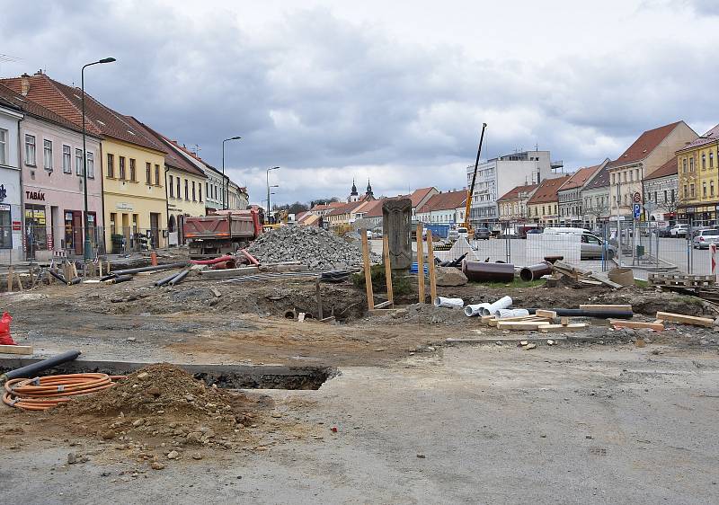 Pokračující revitalizace horní strany Karlova náměstí v Třebíči.