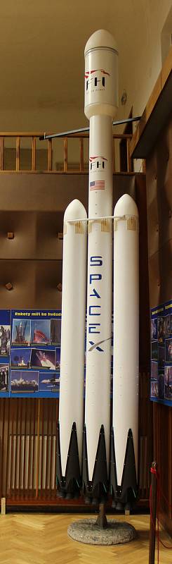 Obří modely raket vystavené v sokolovně v Náměšti nad Oslavou.