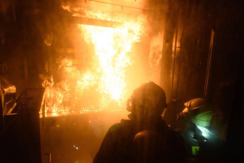 Elektrárenští hasiči prošli speciálním výcvikem v ohňovém kontejneru.