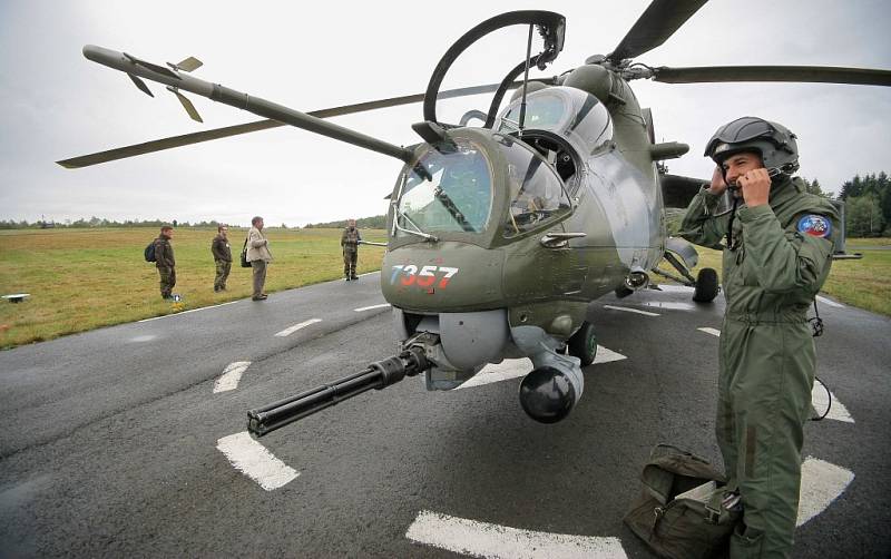 Na snímku bitevní vrtulník Mi-24/35 z 22. letecké základny v Náměšti nad Oslavou, chystající se na předsunuté základně FARPS BORS na Libavé k opakovanému letu.