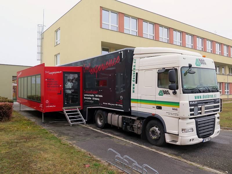 Na třebíčskou průmyslovku zavítal kamion plný technologií s názvem FabLab Truck.