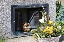 Po řádění pachatele či pachatelů zůstaly na hřbitově v Sokolí rozbité prosklené skříňky na pietní předměty, pomníkové lampy a odlomený kříž na jednom z pomníků.
