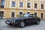 Impozantní Jaguar XJ6 1997 Martina Bartáka. Jaguar byl nafocen s laskavým svolením kastelána na nádvoří zámku v Jaroměřicích nad Rokytnou.