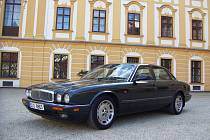 Impozantní Jaguar XJ6 1997 Martina Bartáka. Jaguar byl nafocen s laskavým svolením kastelána na nádvoří zámku v Jaroměřicích nad Rokytnou.