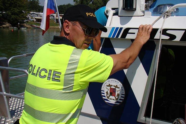 Plavidla Policie ČR a Státní plavební správy kotrolují Dalešickou přehradu