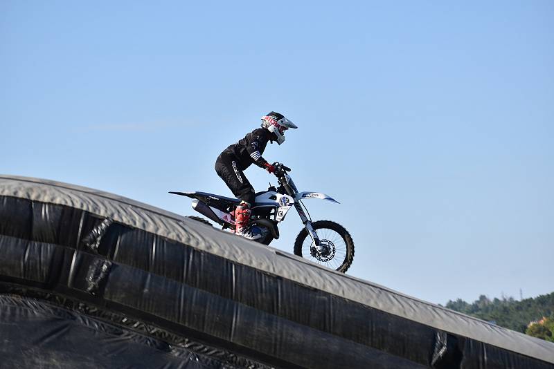 Sokolský stadion se v sobotu odpoledne proměnil v motocrosovou arénu. Freestyle kousky zde předváděli mimo jiné i bratři Podmolové nebo třebíčský rodák a jezdec František Máca