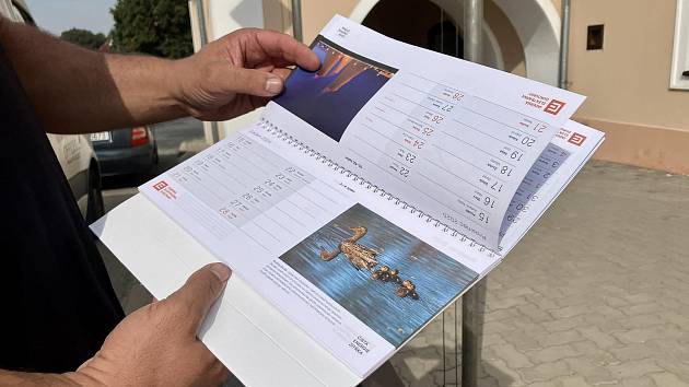 Nové stolní kalendáře na rok 2024 dostanou lidé v okolí Jaderné elektrárny Dukovany.