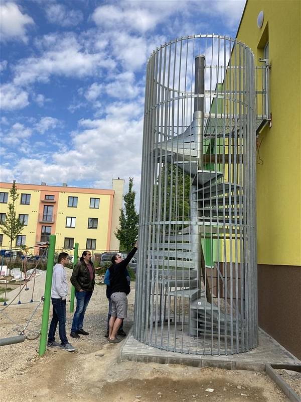 Nové únikové schodiště u přístavby mateřské školky.