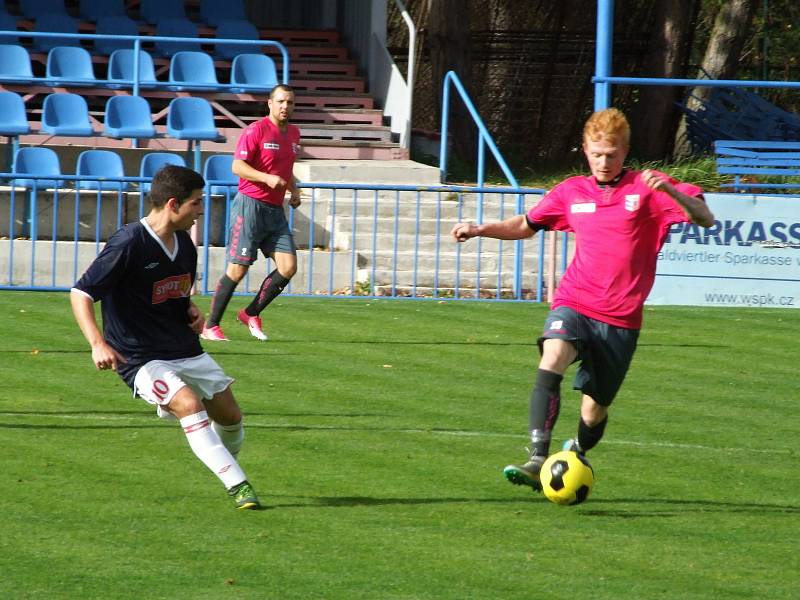 Juniorka HFK Třebíč (v tmavém) musela zápas 10. kola I. A třídy proti Černíči (na snímku) ve druhém poločase otáčet.