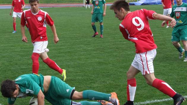 Starší dorostenci HFK Třebíč (v červeném) se vítězně rozloučili alespoň v domácím prostředí, když porazili v derby Vysočiny Velké Meziříčí (na snímku). Pak se ještě třebíčští mladíci představili dvakrát venku, prohráli.