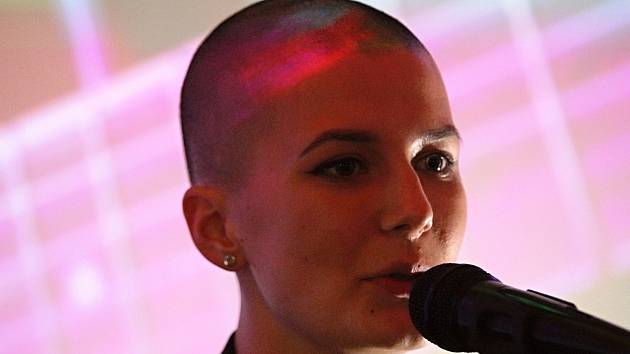 Anežka Binková představila svůj první videoklip k písni Kostky