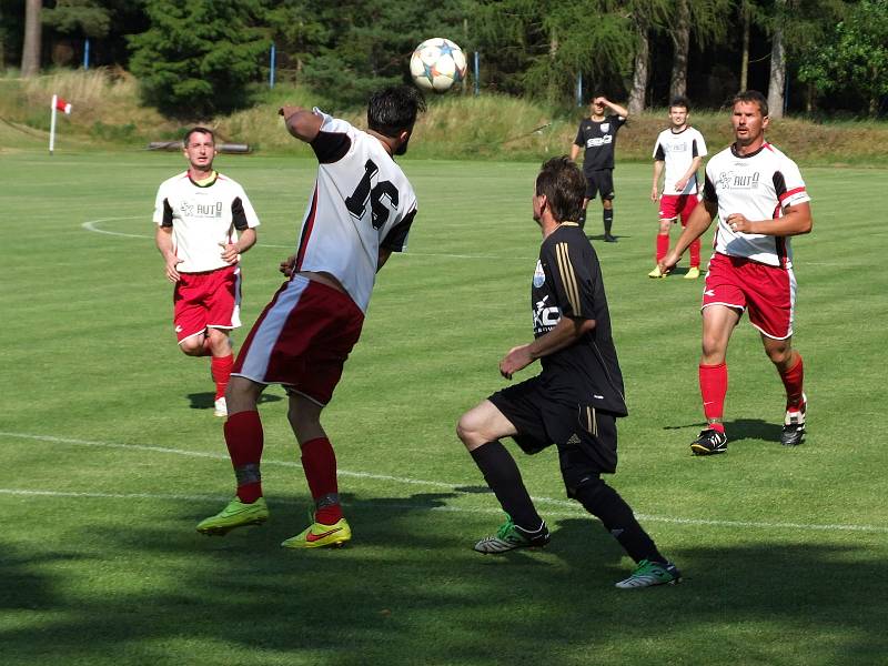 Jednoznačnou záležitostí se stalo okresní derby 25. kola I. B třídy. Hartvíkovice (v černém) souboj nováčků ovládly a již definitivně posledním Třebelovicím (v bílém) na cestu přibalily osm gólů. I přes takový příděl byl brankář Nesiba (v leže) nejlepším 