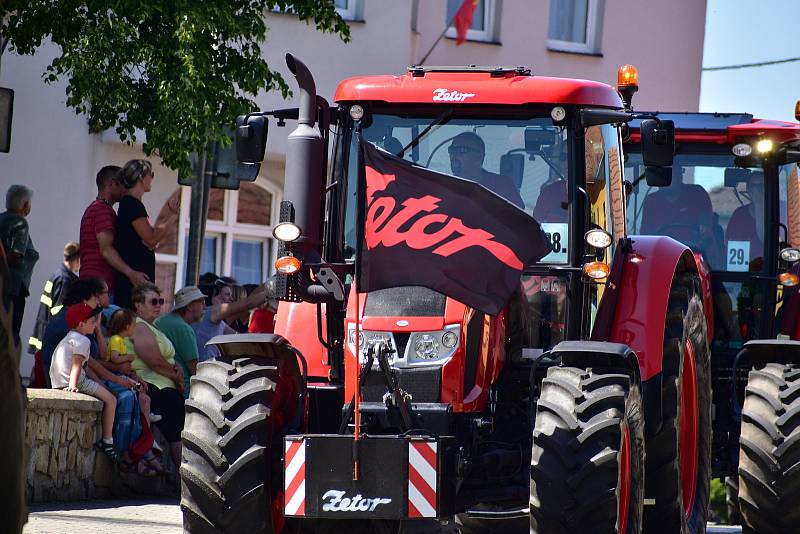 Traktoriáda v Přibyslavicích. K vidění byly pouze traktory značky Zetor.