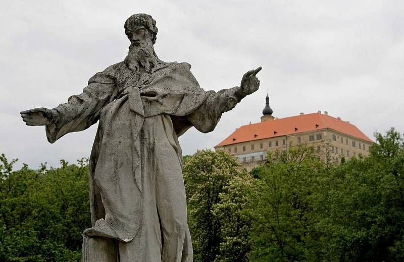 Barokní most v Náměšti nad Oslavou je hned po Karlově mostě v Praze největším mostem s nejbohatší sochařskou výzdobou u nás
