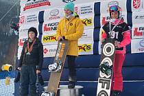 Kristýna Neumanová (vpravo) se stala vicemistryní republiky ve snowboardcrossu.