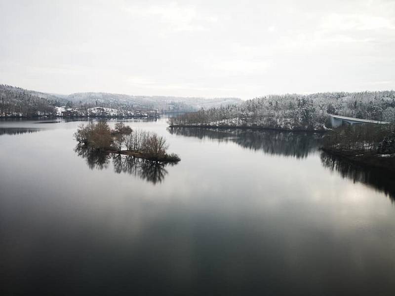 Putování po březích Dalešické přehrady. Podívejte se na fotografie