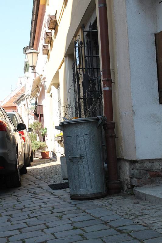 Popelnice v ulicích Zámostí v Třebíči. Duben 2019. Od května do září tam nebudou smět být. Jen při svozu odpadu.