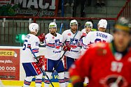 Třebíčští hokejisté (v bílém) si v sedmém kole Chance ligy v klidu poradili se Znojmem, když zvítězili 4:1.