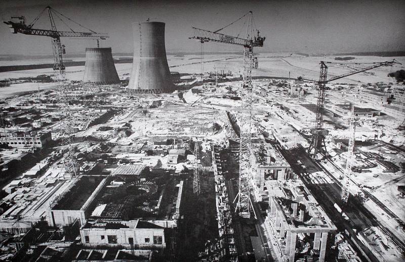Výstavba dukovanské jaderné elektrárny.