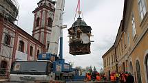 Snímání horní stříšky, takzvané lucerny, která je součástí střechy chrámu sv. Markéty v Jaroměřicích nad Rokytnou.