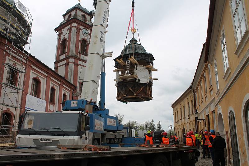 Snímání horní stříšky, takzvané lucerny, která je součástí střechy chrámu sv. Markéty v Jaroměřicích nad Rokytnou.