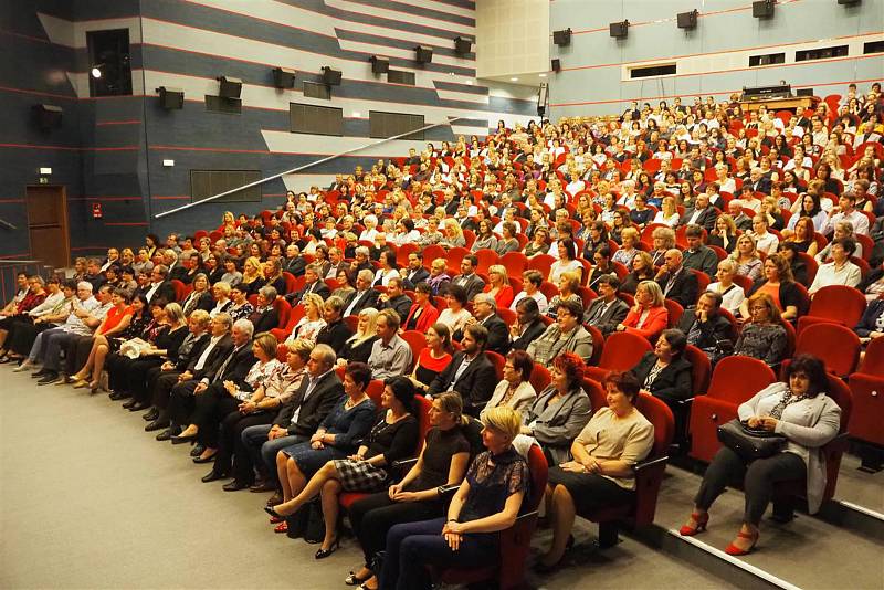 Ocenění z rukou představitelů města Třebíče obdrželo na Den učitelů čtrnáct žen. Řád bílé křídy dostalo jedenáct pedagogických a tři provozní zaměstnankyně škol.