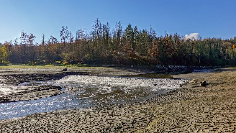 Nízký stav vody Dalešické přehrady nabízel mimořádnou podívanou a umožnil vstoupit na místa, která jindy bývají zatopená.