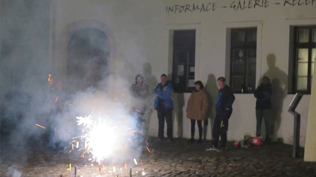 Lidé před Zadní synagogou odpálili několik ohnivých show a petard. Kolemjdoucí museli chvíli počkat, prošli ale bez potíží.