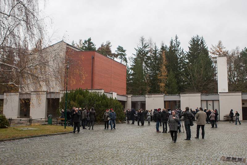 Poslední rozloučení s hercem Jaroslavem Šmídem, známého například z komedie Doktor od jezera hrochů režiséra Zdeňka Trošky.