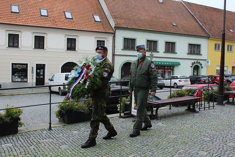 Uctění památky válečných veteránů před radnicí v Náměšti nad Oslavou.