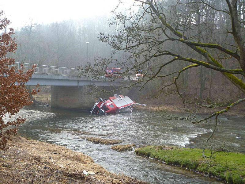 Řidič hasičské cisterny nezvládl na namrzlé silnici řízení a zřítil se z mostu z pěti metrů do řeky Oslavy.