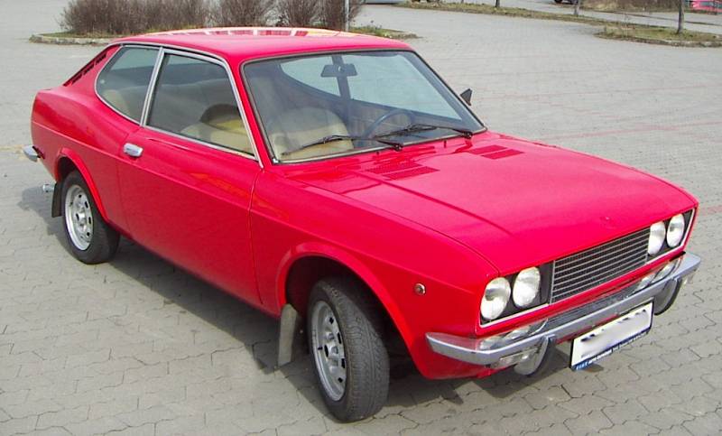 Dnes červený Fiat 128 Sport Coupe.