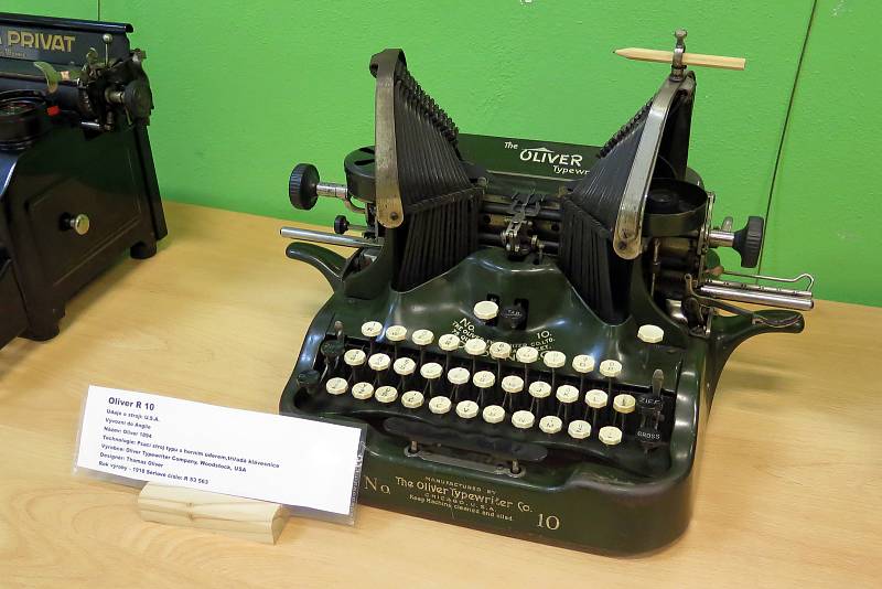 Americký psací stroj Oliver určený pro vývoz do Anglie. Rok výroby 1918.